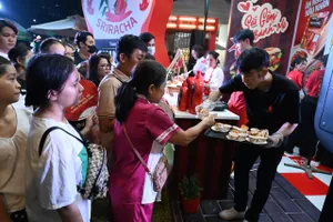 Người dân háo hức check-in, thưởng thức bánh tại Lễ hội bánh mì Việt Nam lần 3