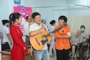 Mang âm nhạc đến bệnh viện đổi lấy liều thuốc quý cho người bệnh