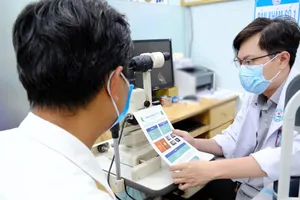 Mắt mờ và đau, nhìn các màu giống cầu vồng, có phải tôi bị bệnh cườm nước?