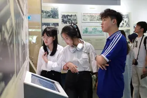 Giới trẻ TP.HCM tìm về các bảo tàng lịch sử trước thềm 30-4