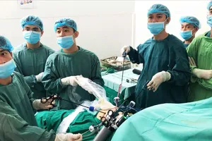 Phẫu thuật nội soi cắt gần hết dạ dày và nạo vét hạch điều trị ung thư 