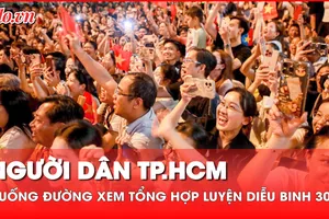 Người dân xuống đường Lê Duẩn xem tổng hợp luyện diễu binh 30-4