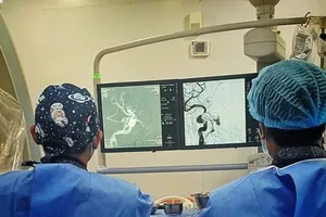 Ù tai đỏ mắt suốt 3 tháng, không ngờ bị rò động mạch cảnh