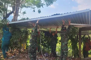 Khắc phục sự cố giông lốc, mưa đá gây ảnh hưởng gần 100 nhà dân