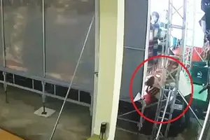 Nam sinh lớp 9 bị điện giật tử vong khi diễn văn nghệ