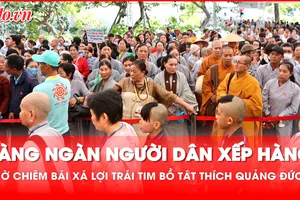 Hàng ngàn người đội nắng mong được chiêm bái xá lợi trái tim bồ tát Thích Quảng Đức