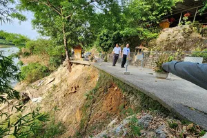 Quảng Ngãi: Cận cảnh vết nứt hàm ếch dài 70m trên tỉnh lộ 624B 