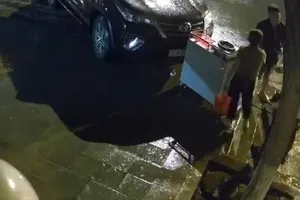 Người đàn ông nghi say xỉn lái ô tô, đòi tông người giữa đêm ở Quảng Ngãi