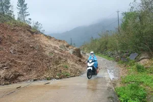 Quốc lộ nối Tu Mơ Rông đi Đà Nẵng gãy, lún, bị sạt lở nghiêm trọng