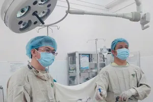 Bóc tách khối u to như trái bưởi cho cô gái trẻ