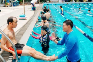 TP.HCM tổ chức dạy bơi miễn phí, người dân rủ nhau đi học 