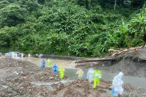 35 ô tô bị kẹt trên đèo Lò Xo: Gói mì ngon nhất từng ăn trong đời tài xế