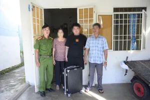 Vỡ òa gặp lại con sau 2 năm lập bàn thờ vọng vì đi Campuchia không về