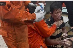 Tìm thấy 1 trong 3 người trôi trên thuyền thúng ở Lý Sơn