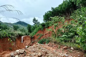 Quảng Ngãi: Đường thôn đứt gãy, Quốc lộ 24 tê liệt do mưa lớn