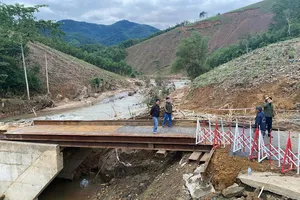 Quảng Ngãi: Thác Pa Sỹ ngừng đón khách vì sạt lở bủa vây