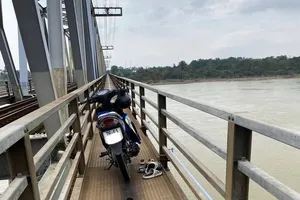 Quảng Ngãi: Người đàn ông ôm 2 cháu nhỏ nhảy cầu, 1 bé tử vong