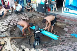 Thanh niên lao xe xuống hố sâu trên... vỉa hè