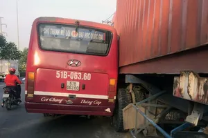 Đình chỉ tài xế xe buýt truy đuổi xe container 