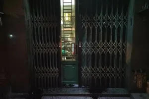 Bị người lạ tạt mắm tôm, dầu nhớt vào nhà