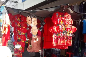 'Cháy hàng' áo in hình đội tuyển bóng đá Việt Nam
