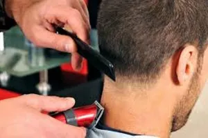 Đi cắt tóc nghi bị lây nhiễm HIV