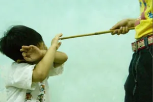 Người ngoài có được tố cáo cha mẹ đánh con?
