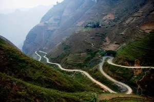  Nếu khỏa thân ở Mã Pì Lèng không sao, pháp luật đang ở đâu?