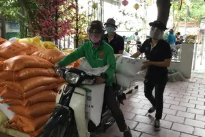 Dân kéo nhau đến góp gạo cho máy phát gạo tự động