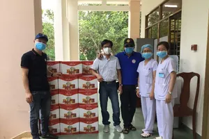 Tặng yến sào cho y, bác sĩ chống dịch COVID-19 