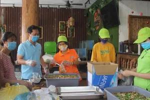 Quán cơm từ thiện đưa cơm tận nhà cho người nghèo