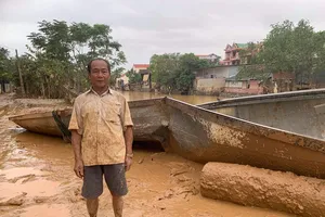 Người hùng cứu 100 dân trong lũ và chiếc đò mưu sinh bị vỡ