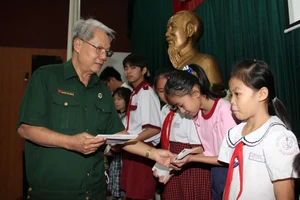 Con em gia đình chính sách được trao học bổng, quà tết