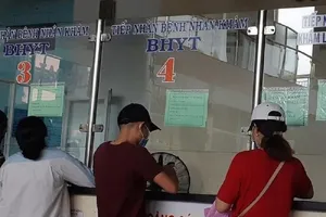 người dân đang đăng ký khám chữa bệnh tại bệnh viện Gò Vấp. Ảnh: NGUYỄN HIỀN