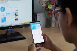 Người dân sử dụng ứng dụng VssID để tra cứu quá trình sử dụng BHYT, BHXH. Ảnh: NGUYỄN HIỀN