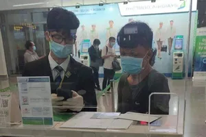 Cán bộ Phòng Cảnh sát quản lý hành chính về trật tự xã hội Công an TP.HCM làm căn cước công dân gắn chip cho người dân khu phố 4, phường Linh Xuân, TP Thủ Đức sáng 19-3. Ảnh: HOÀNG GIANG