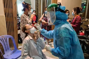 Ngành y tế TP.HCM đang lấy mẫu người dân liên quan chuỗi lây nhiễm ở Hội thánh truyền giáo Phục Hưng, quận Gò Vấp. Ảnh: HCDC