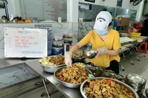 Cơm của quán Nụ Cười vẫn đến với người khó khăn giữa mùa dịch
