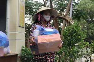 Người lao động nghèo nhận hỗ trợ nhu yếu phẩm từ UBND phường Linh Tây, TP Thủ Đức trong đợt dịch trước. ẢNH: THANH TUYỀN
