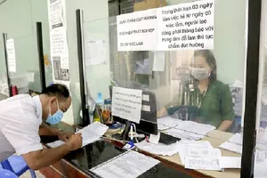 Người dân làm thủ tục hưởng trợ cấp thất nghiệp tại Trung tâm Dịch vụ việc làm TP.HCM. Ảnh: NGUYỆT NHI