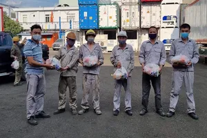 Người lao động nhận phần hỗ trợ từ Liên đoàn Lao động TP Thủ Đức.Ảnh: LĐLĐ TP Thủ Đức