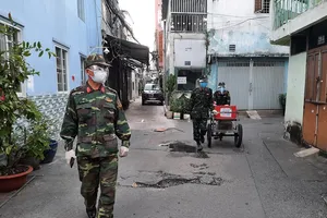 Cán bộ phường, bộ đội chăm lo F0 đang điều trị tại nhà 