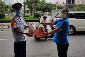 TP.HCM: Liên đoàn lao động hỗ trợ tuyến đầu chống dịch