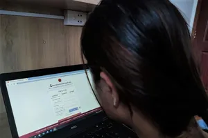 Người tham gia BHXH có thể vào cổng dịch vụ công để điều chỉnh thông tin cá nhân. Ảnh: NGUYỄN HIỀN