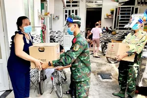 Hàng cứu trợ được các chiến sĩ bộ đội mang đến cho các hộ dân khó khăn ở TP.HCM. Ảnh: TM