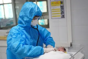 Bệnh nhi được điều trị COVID-19 tại Bệnh viện Nhi Trung ương. Ảnh H.P