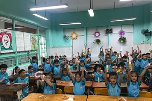 Các em học sinh Trường Tiểu học Trần Quốc Toản, quận Gò Vấp, TP.HCM trong buổi liên hoan tại lớp. Ảnh: NH