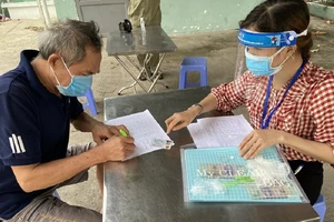 UBND phường Hiệp Bình Chánh đã thực hiện chi trả hỗ trợ 1,5 triệu đồng cho người lao động gặp khó khăn do COVID-19. Ảnh: T.T