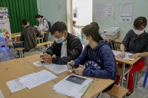 Người lao động đến Trung tâm Dịch vụ việc làm TP.HCM để làm thủ tục hưởng trợ cấp thất nghiệp. Ảnh: NGUYỆT NHI