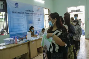 Người lao động đến Trung tâm Dịch vụ việc làm TP.HCM để làm thủ tục hưởng trợ cấp thất nghiệp. Ảnh: NGUYỆT NHI